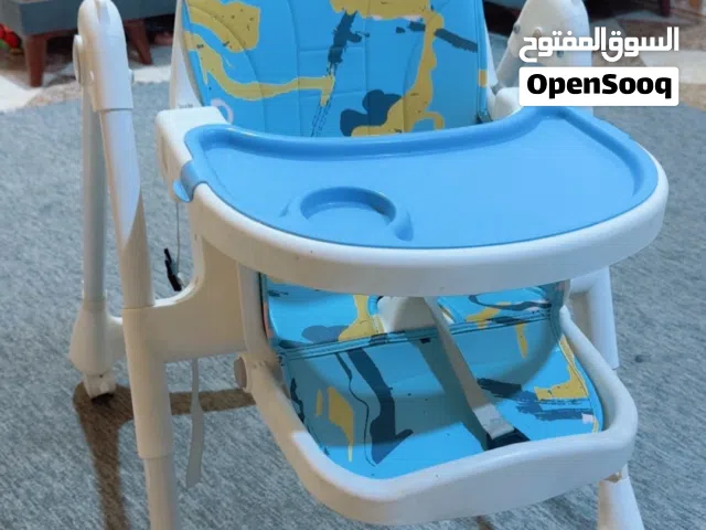كرسي طعام نظيف وجديد