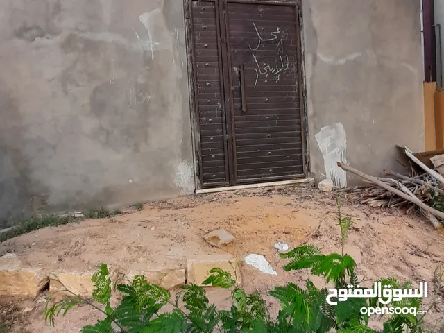 محل للايجار يوجد به حمام بالقرب من قناة النبأ سابقا يبعد على الرئيسي 70 متر تقريبا
