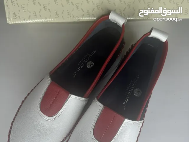 حذاء نسائي جديد غير مستعمل، جلد طبيعي 100%، نعل داخلي وكعب مريحين للغاية، متوفر بمقاسات 38 و 41