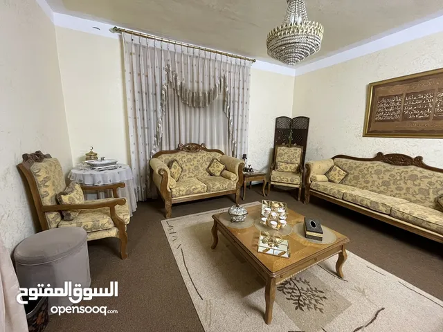 طقم كنب ضيافة تفصيل خشب ممتاز – بحالة ممتازة