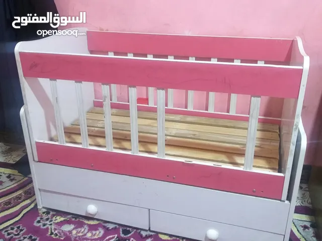 سرير اطفال  مستعمل مع سياره طفل