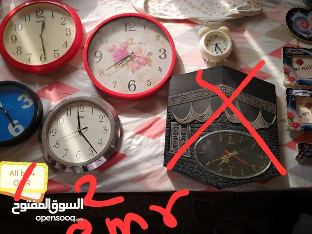 ساعات حائط بحالة جيدة