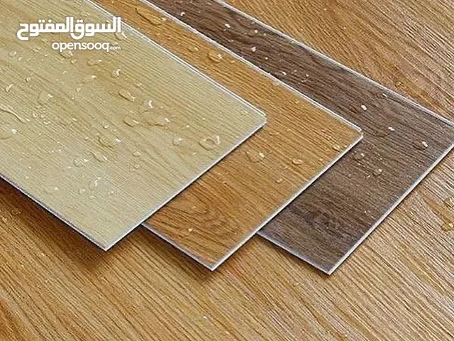 معلم متخصص في تركيب ارضيات الباركيه SPC flooring