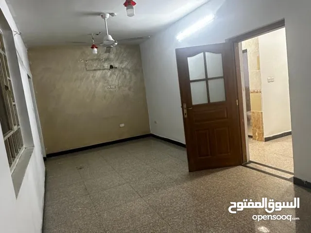 بيت للايجار 3غرف نوم واستقبال ومطبخ وخدمات صحيه مع تشجير امام الدار