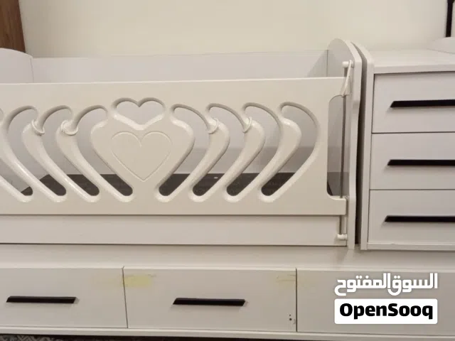 سرير اطفال هزاز نضيف جدا استعمال قليل