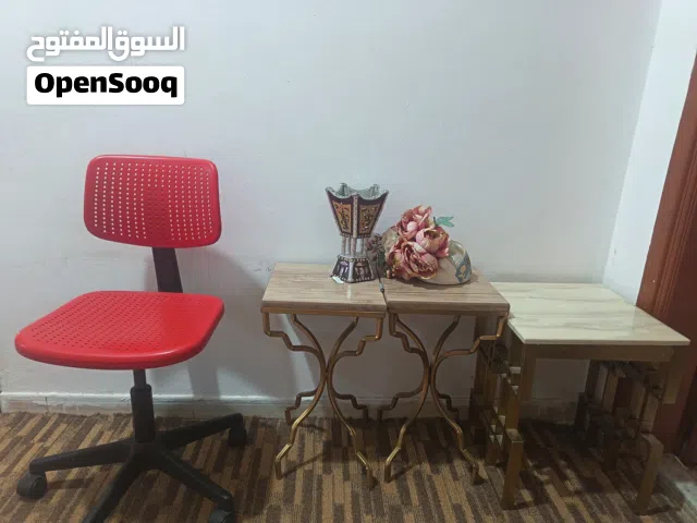 كرسي كراسي مع طاوله تقديم
