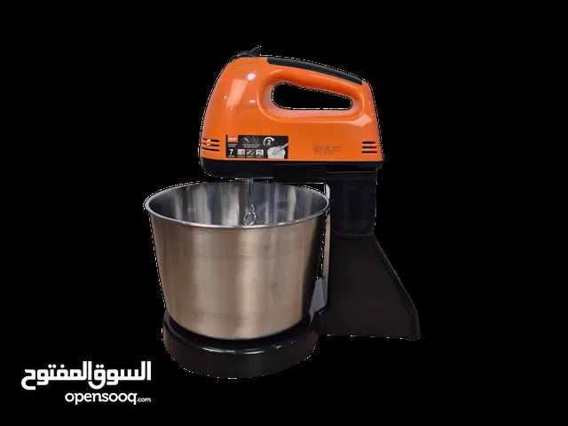خلاط و عجانة من راف خفق البيض والكريمة والعصائر. عجن العجائن الخفيفة مثل عجينة الكيك، أو البيتزا