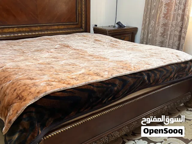 اثاث مستعمل للبيع   وتخت مزدوج للبيع مع الفرشه   و 7 كراسي سفره للبيع بحال الوكاله