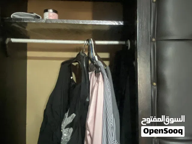 خزانه لون بني غامق ثلث درفات درفتين تعليق مع رف والي بلنص تلت رفوف وتحت ثلث جوارير مستعمله للبيع