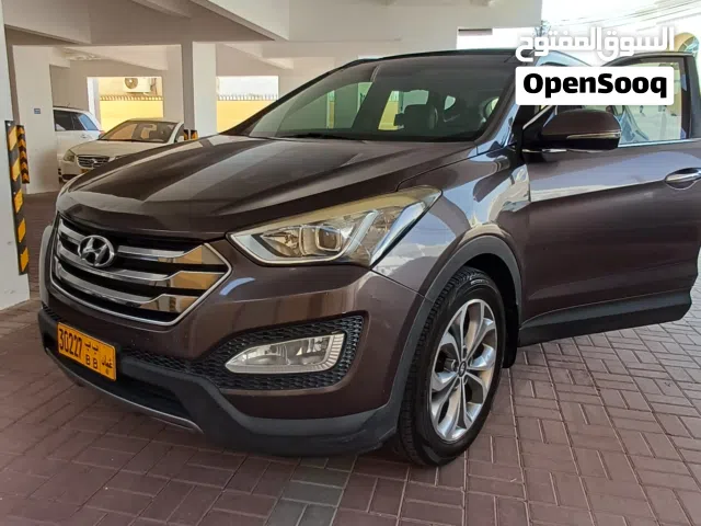 Hyundai santafee 2015 model. only 166KM driven. Excellent condition Option 1. urgent sale.