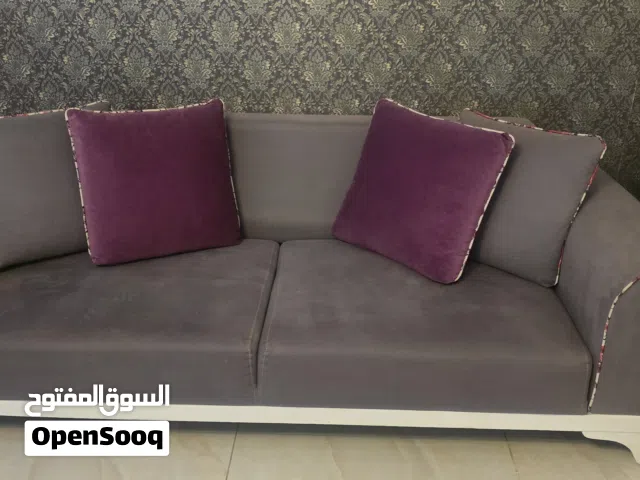 طقم كنب بحاله ممتازه موديل تركي لون سكني مع ابيض + طقم طاولات وسط