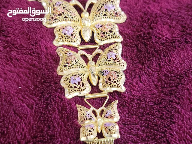 بدله ذهب على شكل فراشات طويله وفخمه مع لمسات باللون الوردي الذهبي قمه الروعه والاناقه