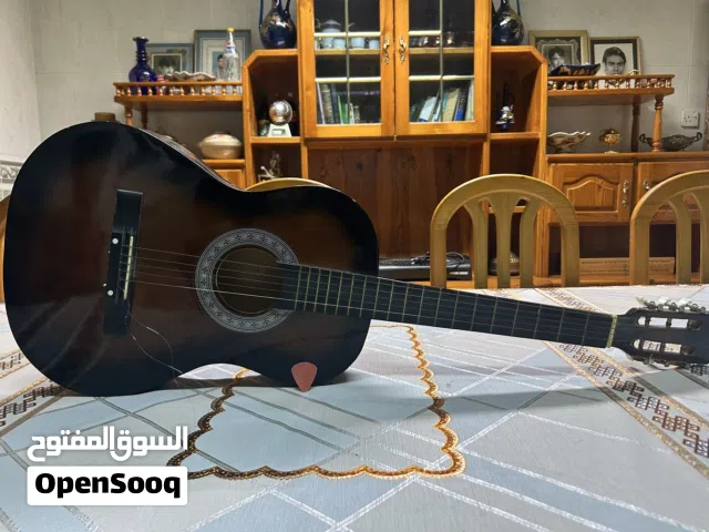 قيتار بني مع شنطته