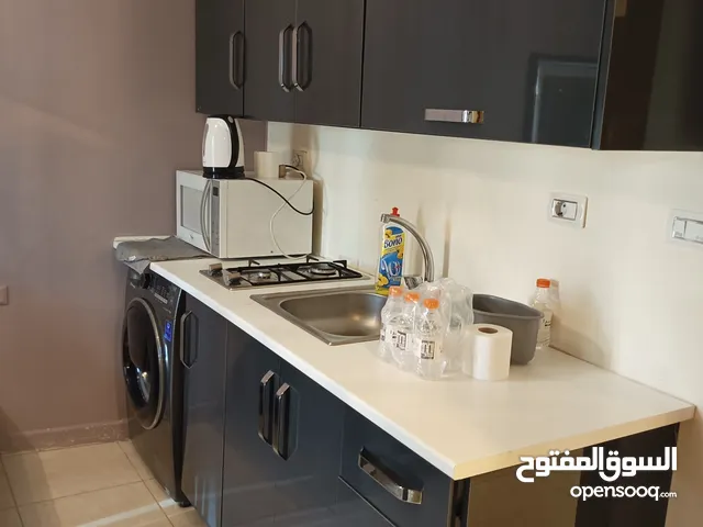 شقة مفروشه - شارع الجامعة - غرفة وصالون للايجار 250د مع بلكونة