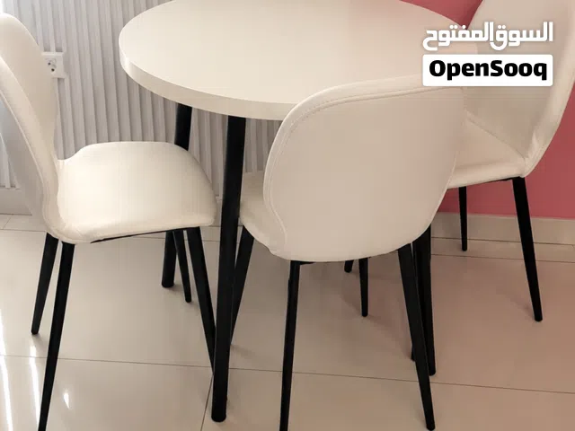 طاوله مع 3 مقاعد