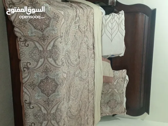 غرفة نوم للبيع بحاله ممتازه مكونه من خزانه اكبر مقاس وتخت اكبر مقاس و2 كومدينا وملحق وتسريحه كبيره