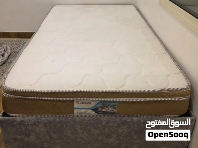 سرير مفرد ونصف.  من معرض كاليفورنيا الضجيج مقاس 120 *200مع مرتبة نظيفة ومريحة. .