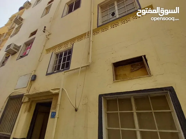 للبيع بناية في المحرق قرب مطعم الاسرة