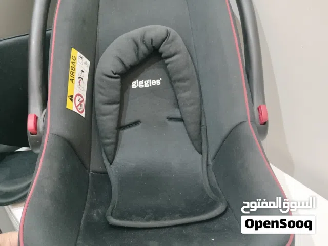 مقعد سيارة للأطفال كالجديد استعمال خفيف جدا الحالة سليمط