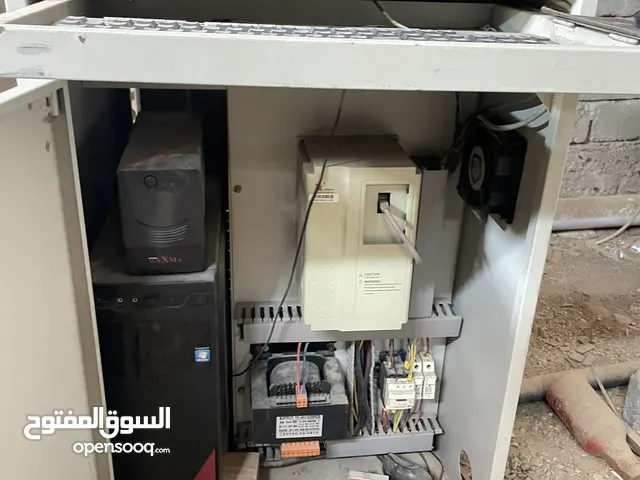 للبيع ماكنه ســي ان ســي نقش خشبيه راوتريه مائيه مع غرفه وحاسبه استعمال قليل جداً جداً