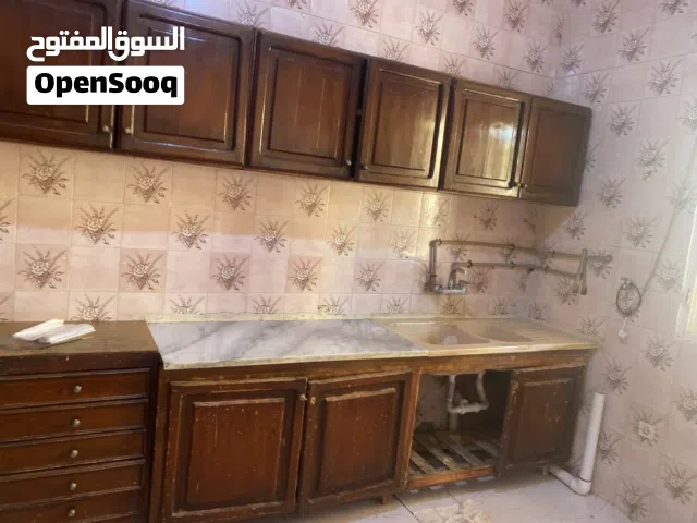 مطبخ حالته جيدة جدا ودولاب ملابس موجود فراديه يحتاج صيانة بسيطة ب 500مع بعض