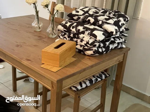 اثاث جديد كافي كورنر ومكتب وطاوله سفره 4 كراسي ومكتبه مقسمه مربعات جديده ومستعمله استعمال نظيف