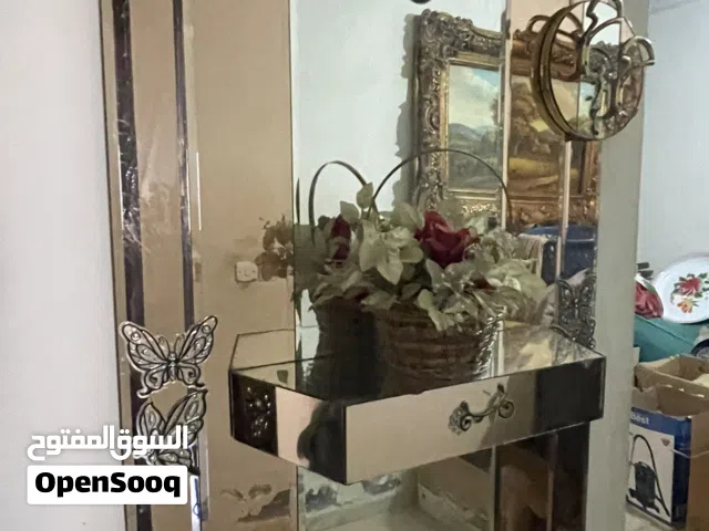 مدخل استقبال الضيوف عبارة عن مراية وستاند وعلاقة ملابس
