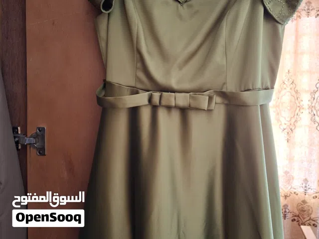 فستان للبيع