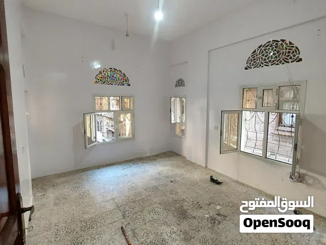 شقة موقع ممتاز بإيجار مناسب (التفاصيل في الوصف)