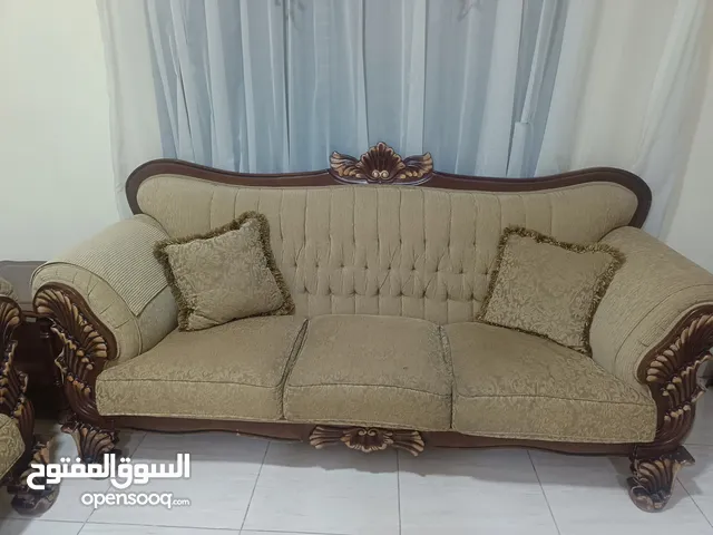 طقم كنب للبيع بحالة ممتازه (11 مقعد )