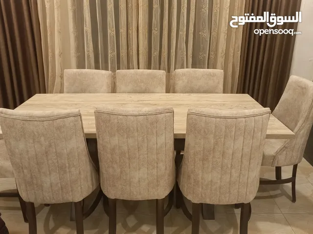 طقم كنب بحالة الجديد مع طقم طرابيزات وطاولة سفرة و8 كراسي للبيع