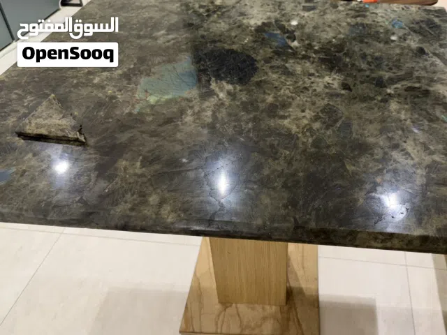 طاولة من حجر لابرودوريت (رخام الطاووس)