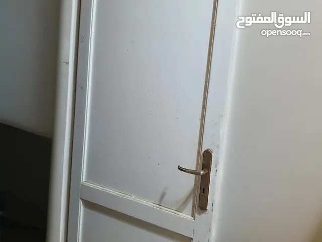 باب مطبخ او حجرة خشب مستعمل تقيل بدون حلوق