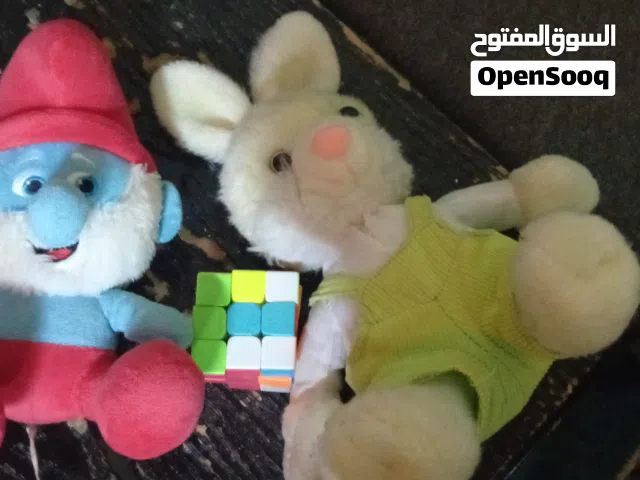 دميتين ارنب وبابا سنفور و مكعب روبيك