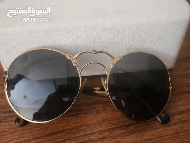 Lunettes de soleil PRADA originales pour femme – Très bon état comme neuf.