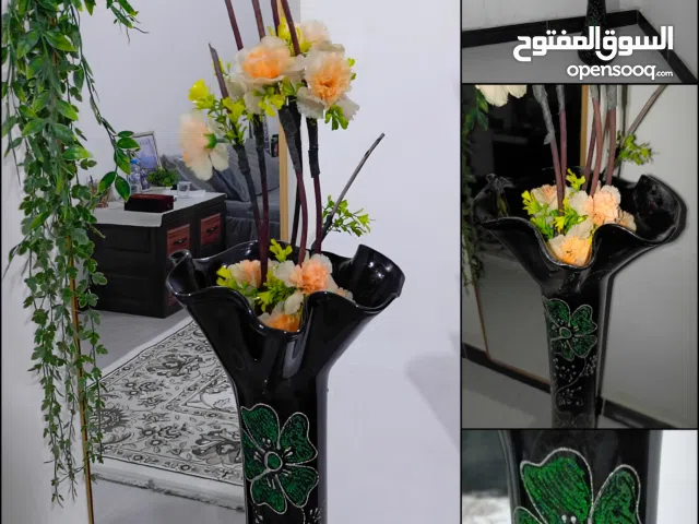 مزهرية فازة أسود مزخرفه ورد مستعملة بس جديدة و نظيفه و ما بيها كسر