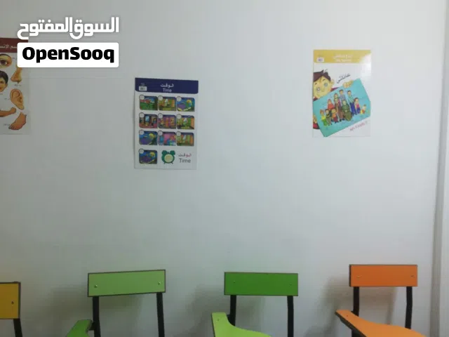 كراسي طلاب للحضانات او مدارس او مراكز بالاضافه بورد عدد 2 وقارمات