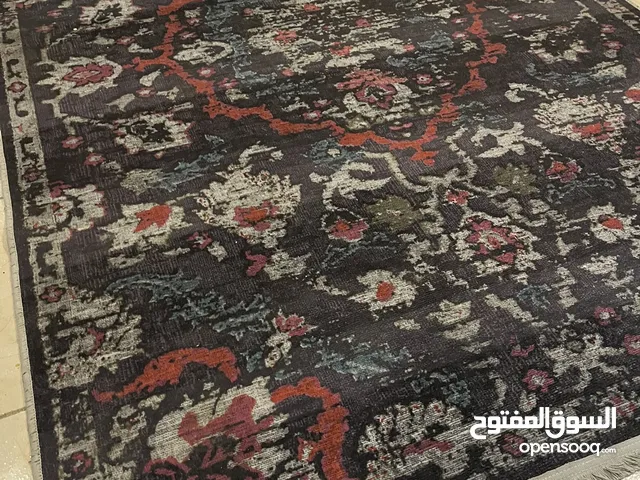 سجاده منقوشه خفيفة الوزن مبطنه بجلد محبب مانع للتزحلق مستعمله بحاله جيده