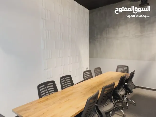 قاعة اجتماعات مع كل مكتب تجاري