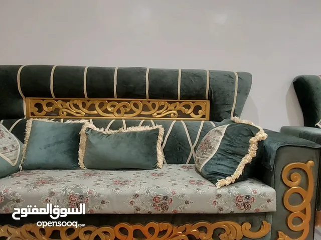 كنب وستارة وسجاد بحالة ممتازة