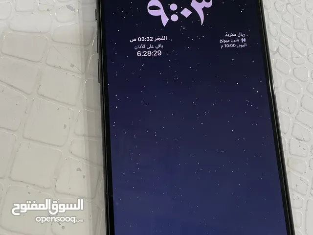 ايفون 13 برو ماكس مع كرتونه وشاحنه الاصلي نظيف جدا مافيه ولا خدش