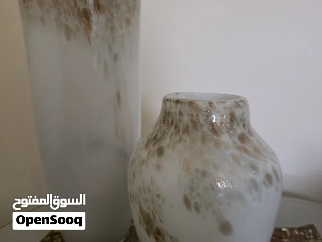 مزهريتان  من مصنوعتين من الزجاج المنفوخ يدويًا مع تشطيب زخرفي.