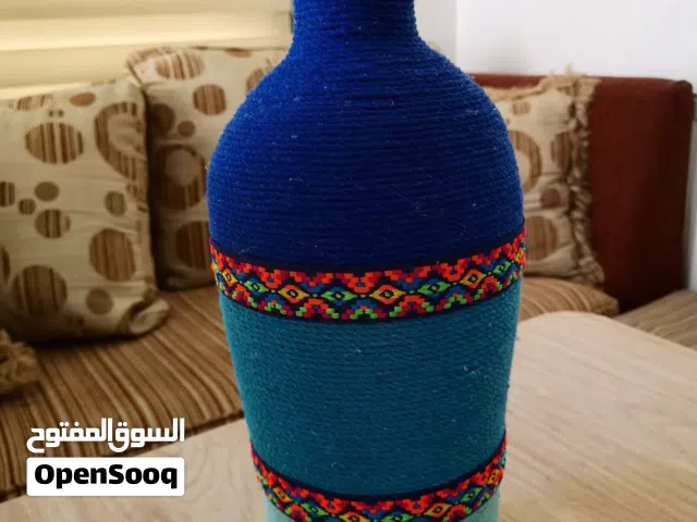 فازة فخار بعدة اشكال بتصميم يدوي جذاب والوان متناسقه ومناسبه لديكورات المنازل المختلفه