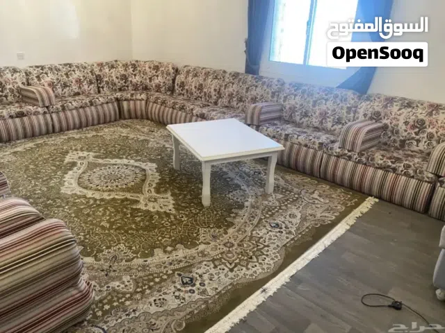 كنب مجلس 6 في 4 مع سجاد تركي وطاولة  نظيف