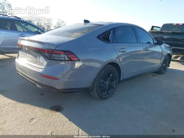 هوندا اكورد للبيع بالحادث بلون مميز