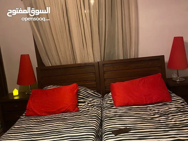 غرفه نوم سرير 2 مفرد مع كوميدينا 2 مع تواليت ومراي مع فرشتين النوع خشب جميعهم