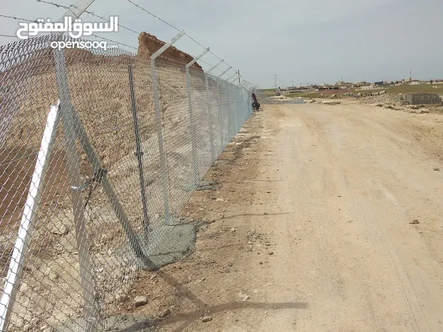 تركيب شبك وشيك وجابيون وربراب وإنشاء جدران حجرية