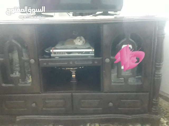 طاوله شاشه تلفزيون بحاله جيده جدا للبيع