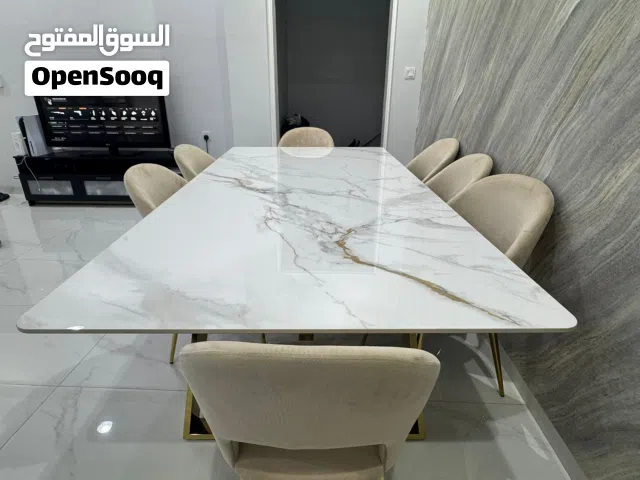 طاولة طعام استخدام شهر واحد جديدة