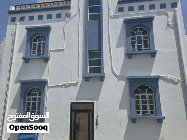 فرصة نادرة بمطرح: بناية مقابل التلفريك بعائد مرتفع ودخل شهري 1230 ريال